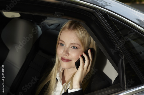 Woman on the phone in a car © Sehenswerk