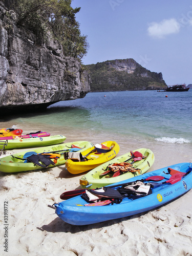 Kayak on island © jiggotravel