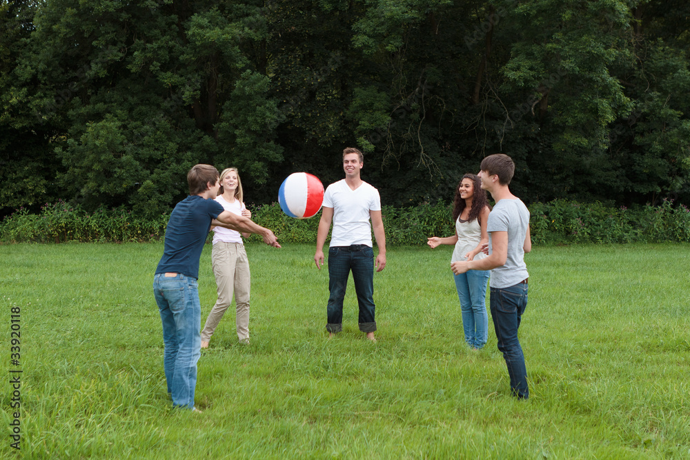 gruppe junger leute beim ballspielen