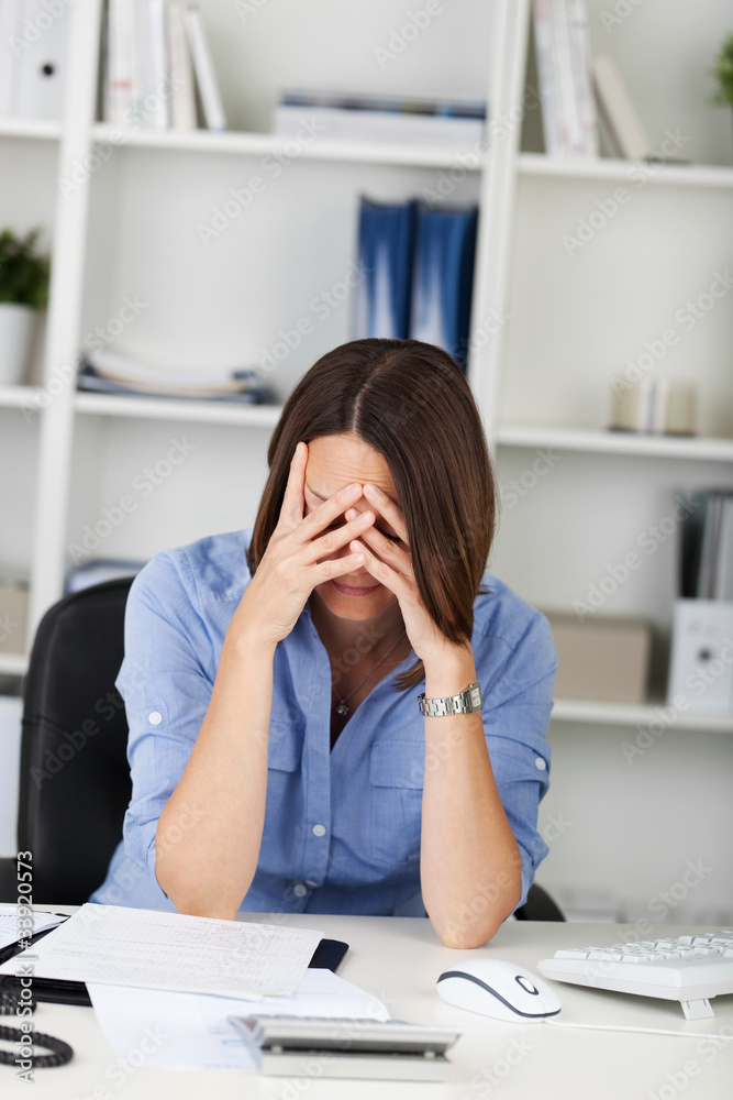 frau im büro schlägt hände vor das gesicht frau im büro schlägt hände vor das gesicht