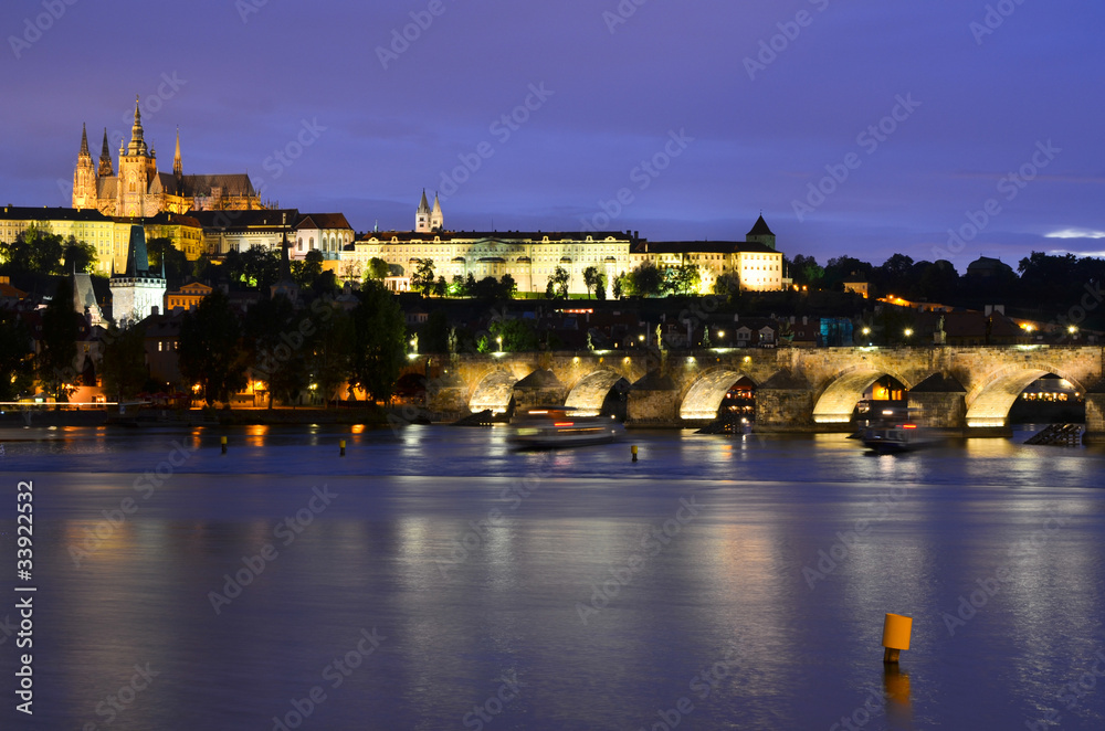 Le Pont Charles de nuit à Prague