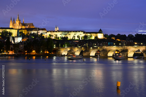 Le Pont Charles de nuit à Prague