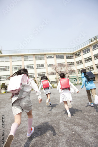 登校する小学生4人の後姿
