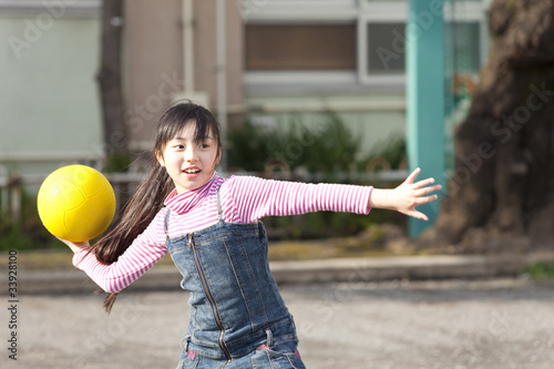 Obraz w ramie ドッジボールをする小学生女子