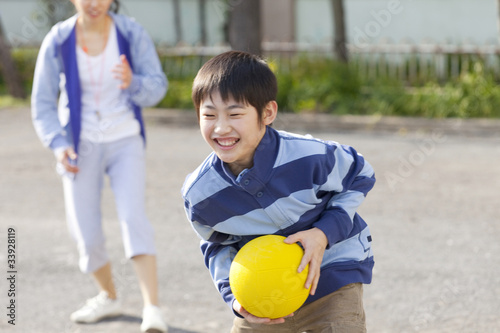 ドッジボールをする小学生女子