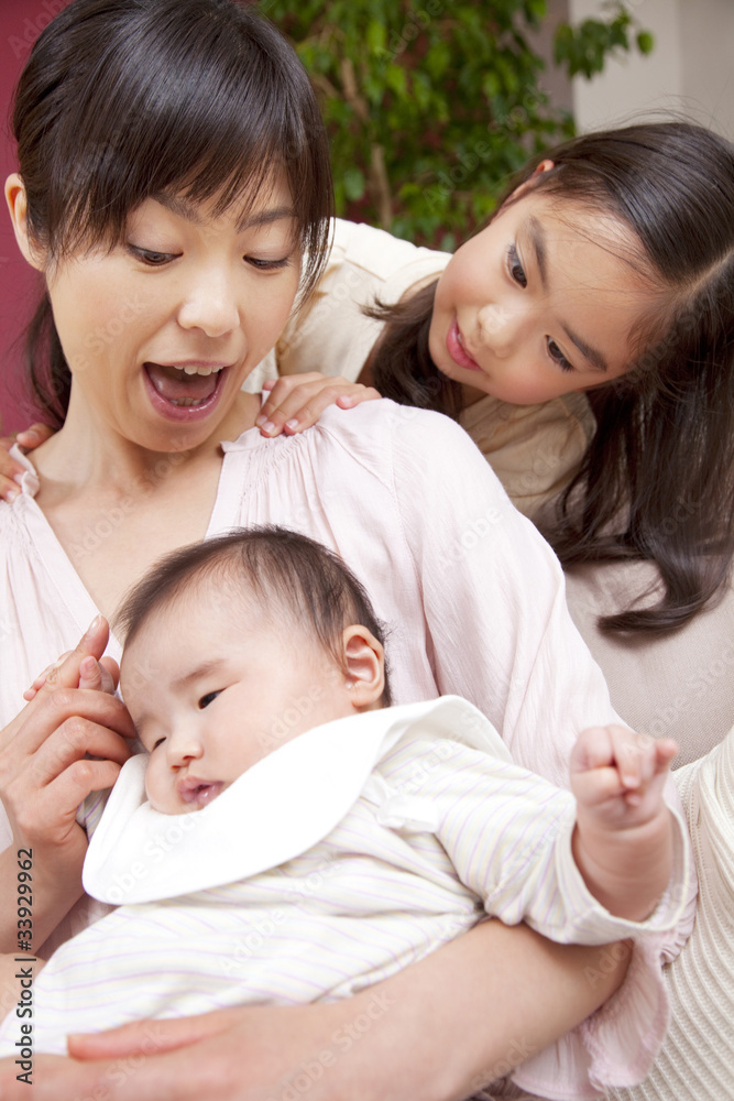 ソファに座る母親と子供達