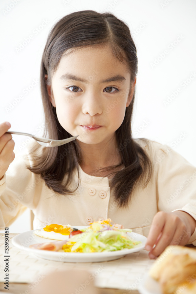 朝食を食べる女の子