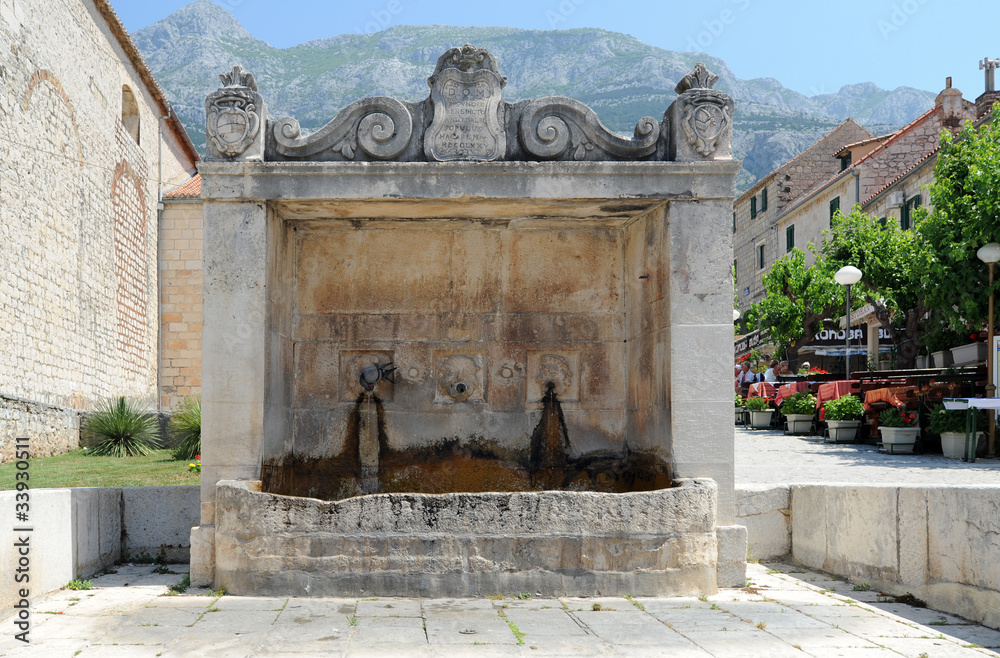 Obraz premium Makarska en Croatie - Fontaine vénitienne