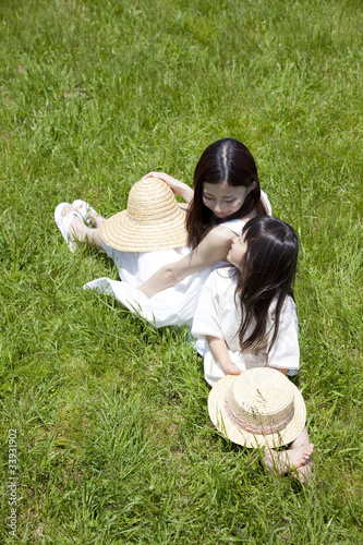 草原に背中合わせで座る女の子と若い女性 Stock Photo Adobe Stock 草原に背中合わせで座る女の子と若い女性 Stock Photo Adobe Stock
