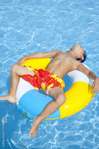 浮き輪でプールに浮かぶ水着姿の男の子 Stock 写真 Adobe Stock
