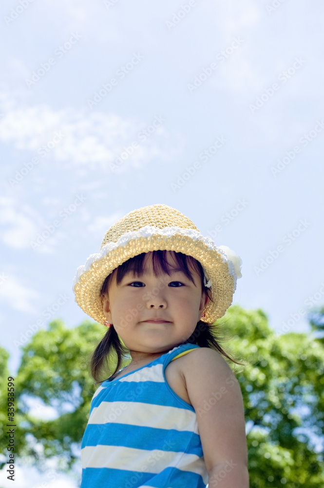 青空と自然と麦藁帽子の女の子