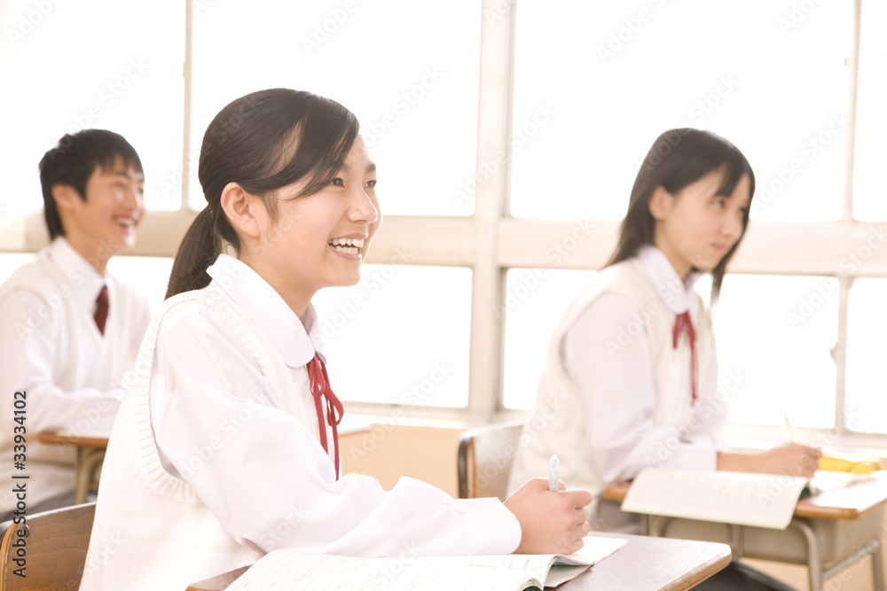 授業を受ける中学生男女 授業を受ける中学生男女