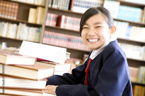 図書室で勉強する女子中学生