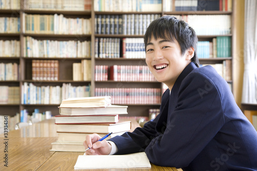図書室で勉強する男子中学生