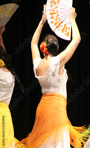 Bailaora de flamenco sobre el escenario durante su actuación photo