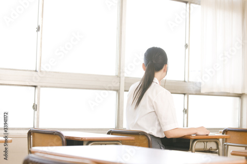 教室でひとりぼっちの女子中学生