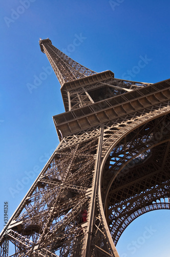 La Tour Eiffel en contre plongée - Paris © Delphotostock