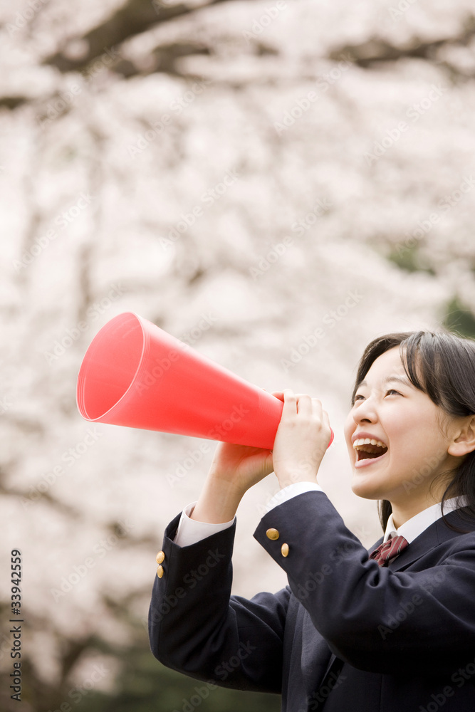 メガホンを使い叫ぶ女性中学生