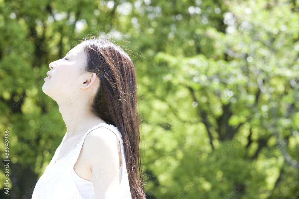 Naklejka premium 空を見上げる女性