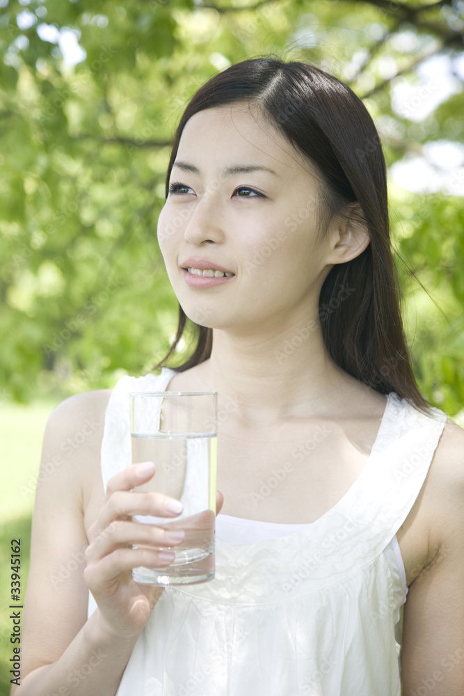 水の入ったグラスを持つ女性 水の入ったグラスを持つ女性