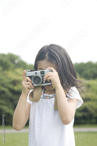 カメラで撮影する女の子