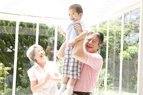 孫を抱える祖父