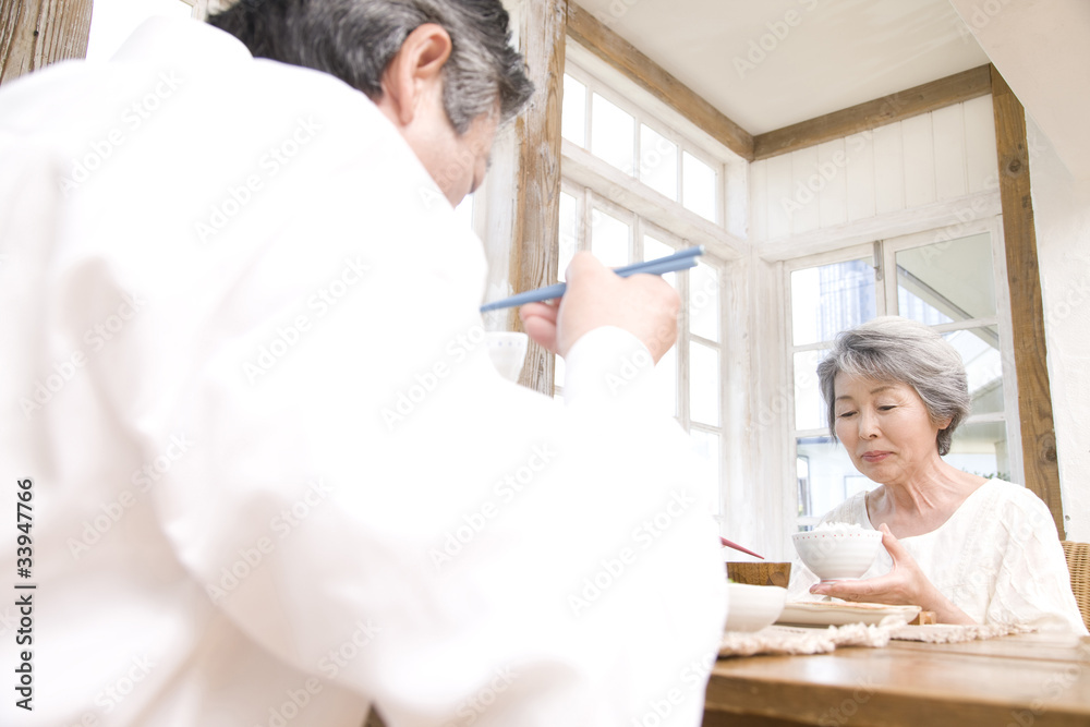 Obraz premium 朝食を食べる老夫婦