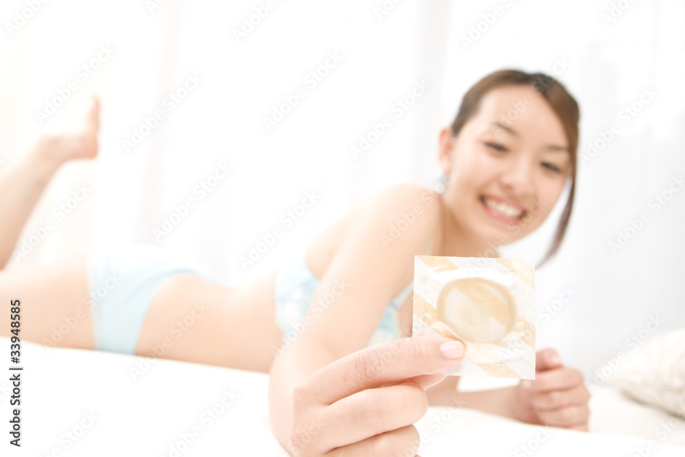 避妊具を持った女性