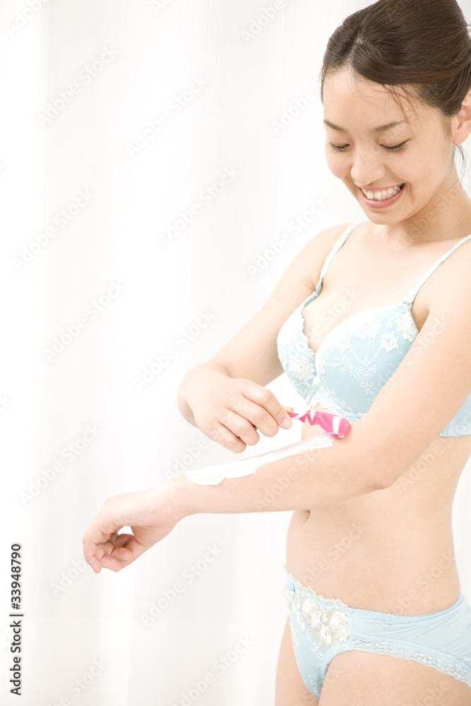 Obraz premium 腕の無駄毛を処理する女性
