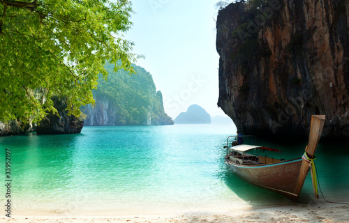 long boat on island in Thailand © Iakov Kalinin