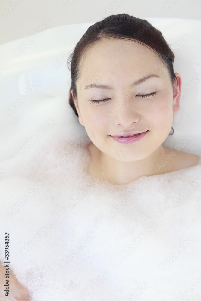泡のお風呂に入っている女性 泡のお風呂に入っている女性