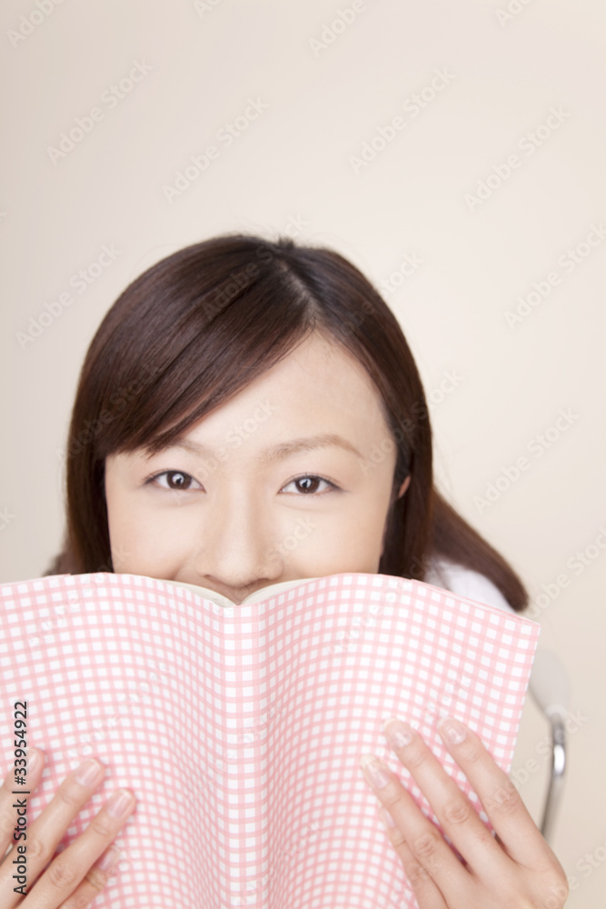 本を持つ女性のポートレート