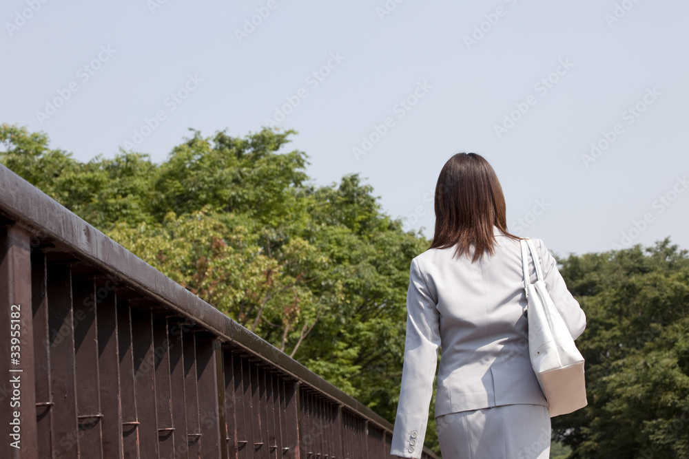 歩くolの後ろ姿 Stock 写真 Adobe Stock
