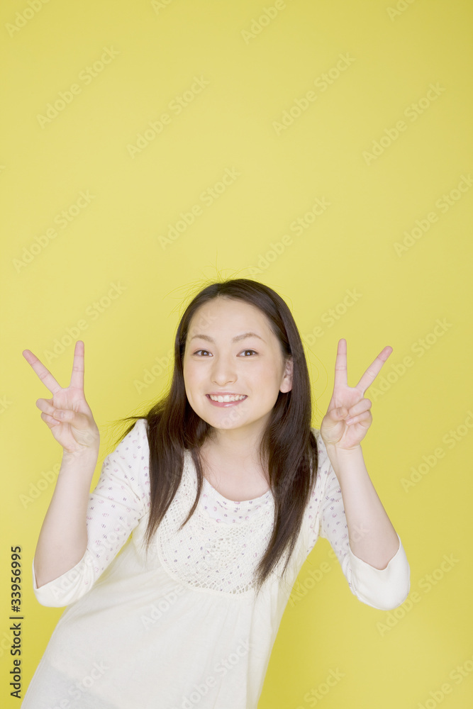 ピースをしている女性 ピースをしている女性