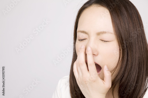 あくびをする女性