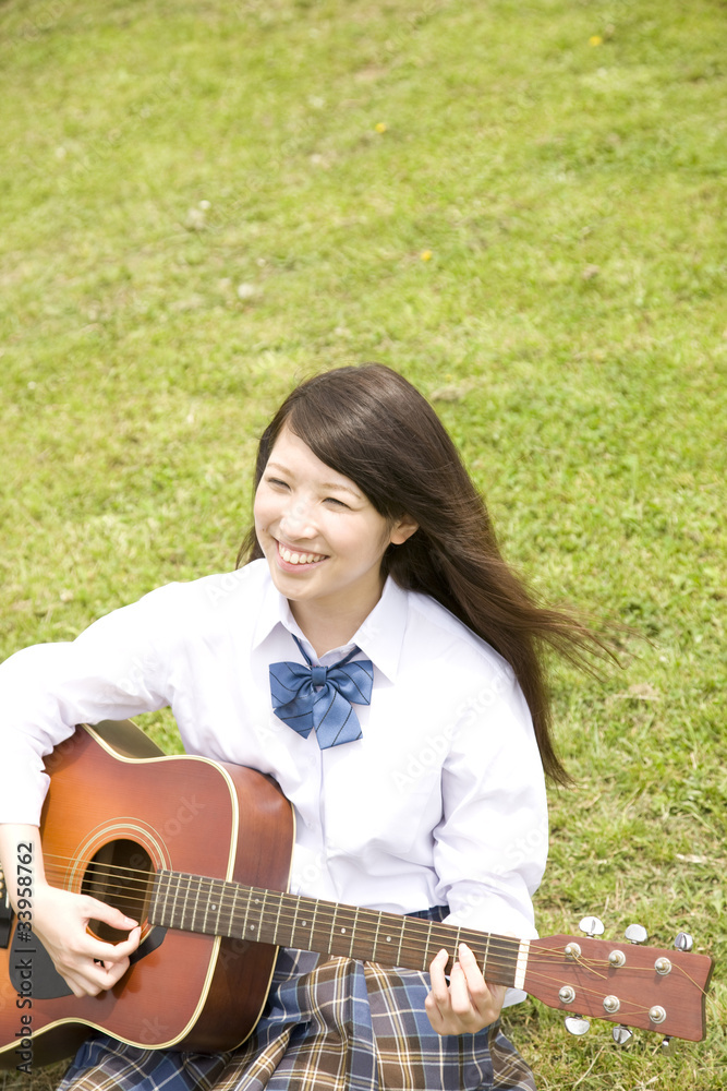 芝に座りギターを弾く女子高生 Stock Photo Adobe Stock 芝に座りギターを弾く女子高生 Stock Photo Adobe Stock