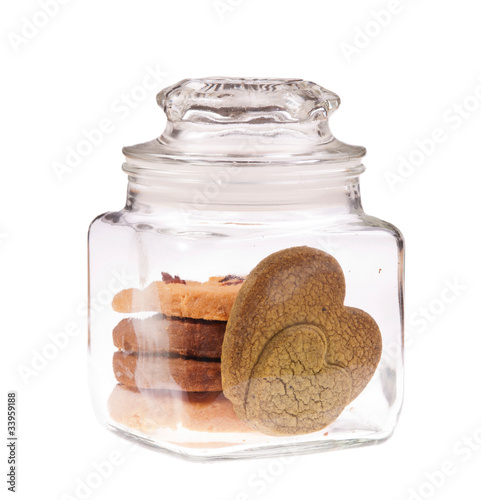 Fotografia two heart pattern cookies in transparent glass jar