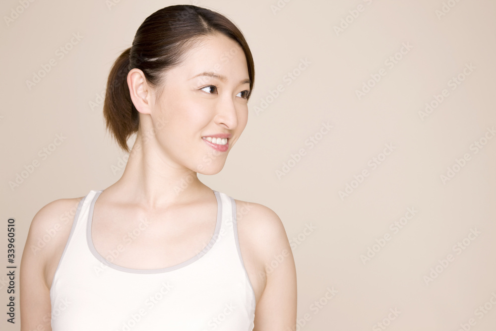 横を向いた笑顔の女性 横を向いた笑顔の女性