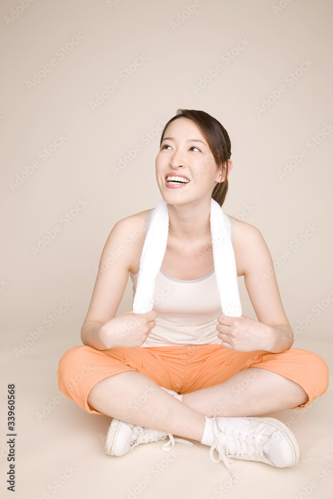 タオルを肩にかける女性 タオルを肩にかける女性