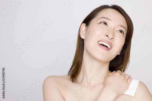 肩に湿布を貼る女性 photo