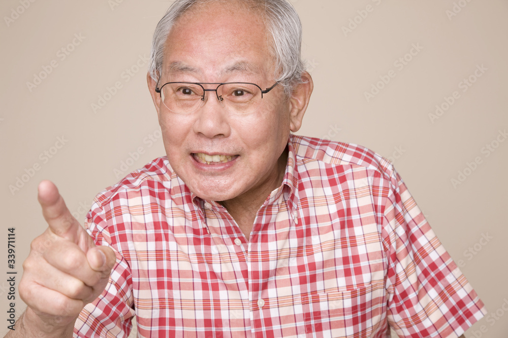 人差し指をさしている老人 人差し指をさしている老人