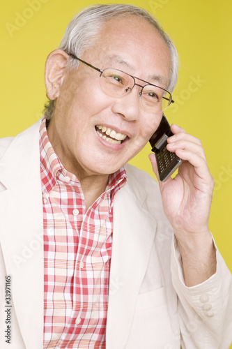 携帯電話で通話をしている老人