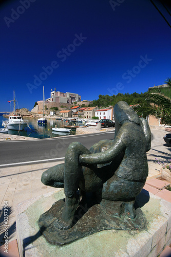 Statue in the port of Jablanac © lexlero