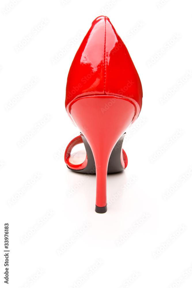 Fototapeta premium Ein roter Schuh von hinten auf weißem Hintergrund