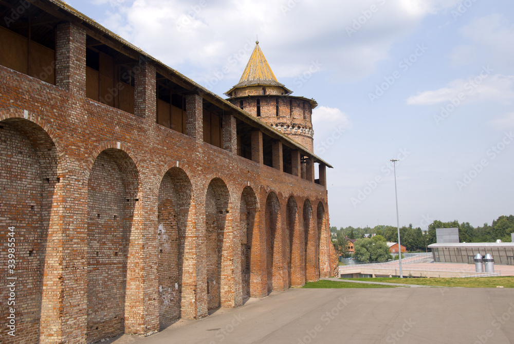 Башня и стена Коломенского кремля и центр Коломны.