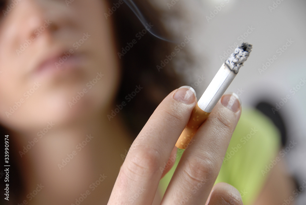 Femme fumant une cigarette Femme fumant une cigarette