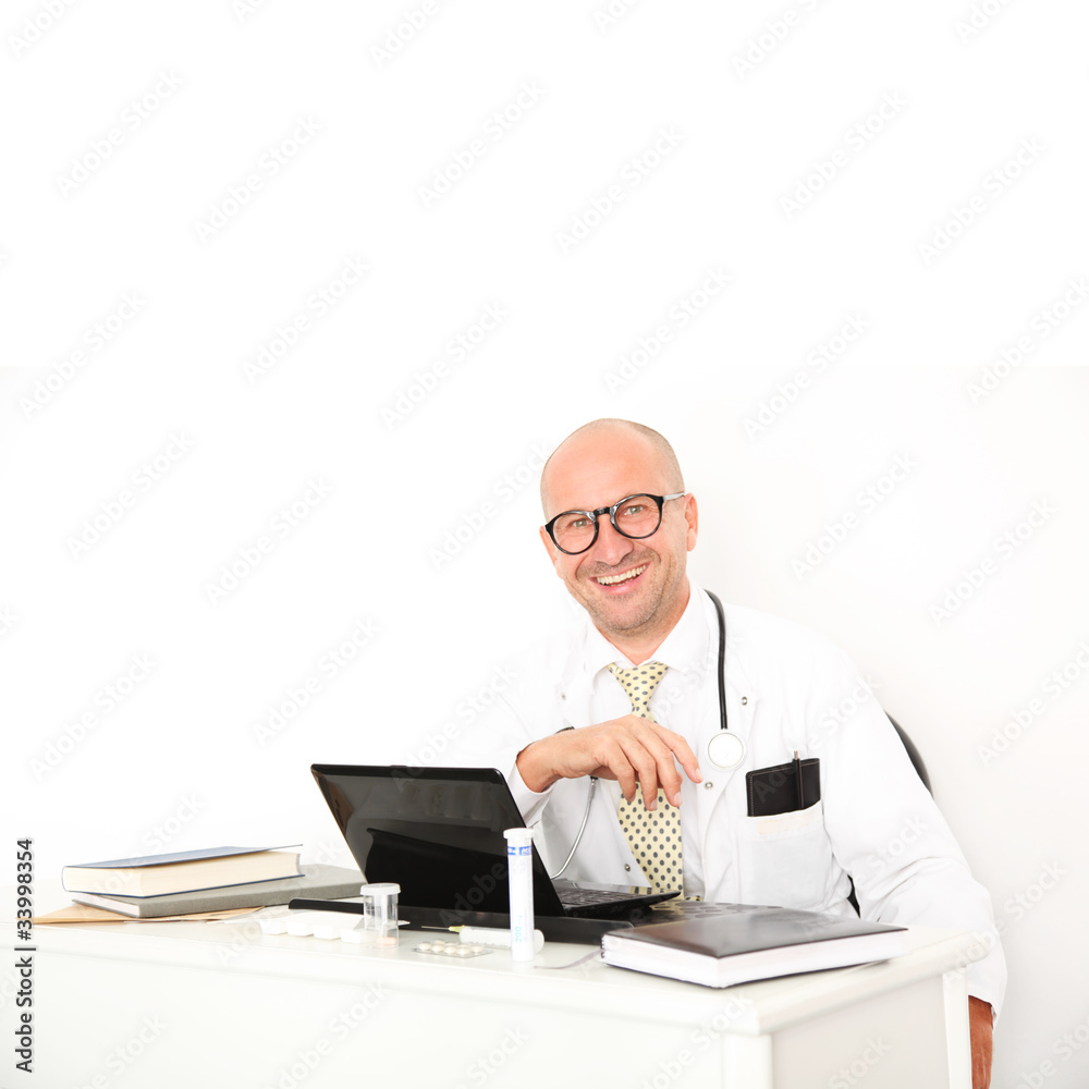 Arzt am Schreibtisch