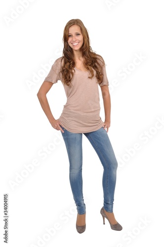 Junge Frau mit Jeans