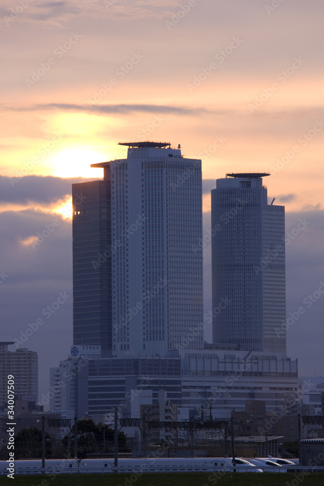 名古屋の高層ビルと朝日