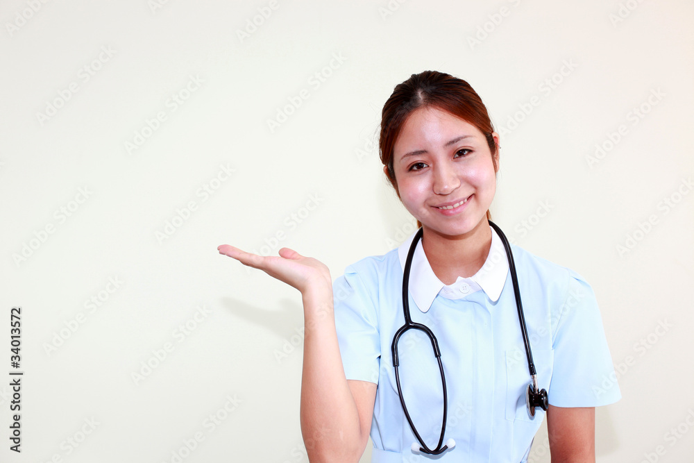 笑顔で案内をしている看護師 笑顔で案内をしている看護師